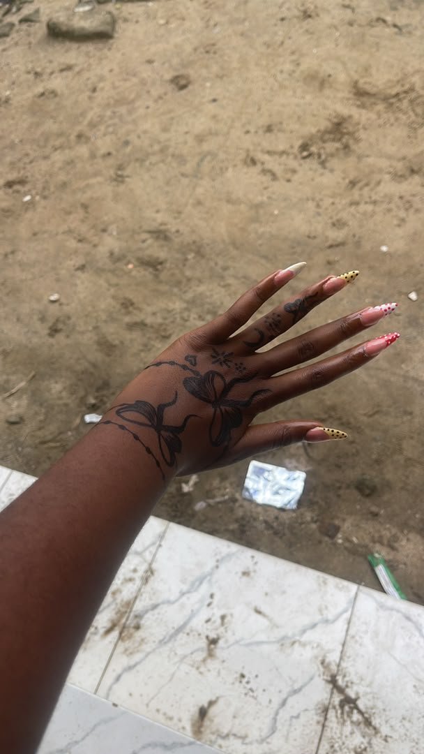 therealdakaa's tweet photo. Is just 10k send for her make she do her nails 🫠 https://t.co/HQErJCx79O