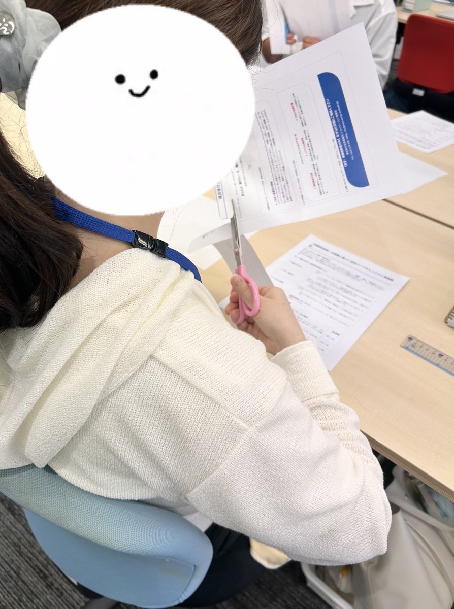 TBS_OP's tweet photo. 切り貼り演習のプログラムを行いました！📄✂️📏
指定通りの配置になるよう工夫しながら丁寧に作成！

目盛りをしっかり確認して正確に貼るなど
高い集中力が必要な作業でした👀
きれいに仕上がると達成感もバッチリです🙌🎉✨

#就労支援 #就労移行 #切り貼り https://t.co/1gYbU7RTuR