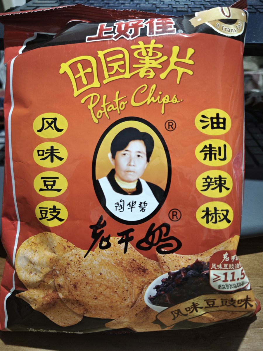 ajing25's tweet photo. 北京のセブンイレブンで見つけた老干媽ポテトチップス。
ジャガイモの豆豉炒めおいしいからね。あの独特な辛味と風味が再現度されていると思う。ラオガンマー好きなら是非。 https://t.co/q4369oLCBI