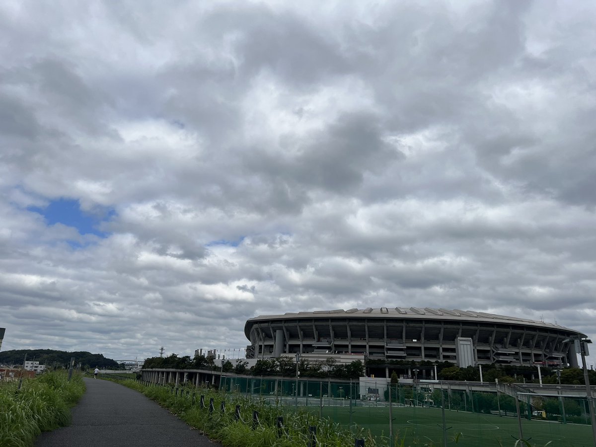 jun2suzuki0318's tweet photo. 今日は1駅隣りの出張先から新横浜まで戻り🚃スタジアム🏟️ぐるラン＋鶴見川ランを10㌔ちょい楽しみました🏃‍➡️😊明日は月1の通院なんで走れないかなー😭

#日産スタジアム
#新横浜公園
#ランニング
#ジョギング
#鶴見川 https://t.co/SpGAMld8tB
