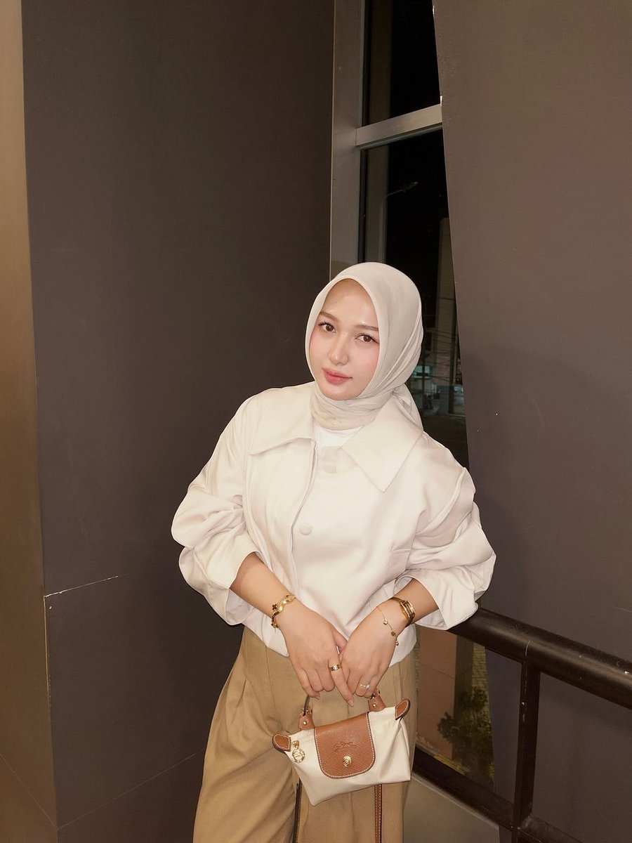 michaeljburke3's tweet photo. ready open bo vcs batam tapi aku chubby ada ga ya
#bobatam  #openbobatam #availbatam #availvcs https://t.co/i76ijEe0Aj