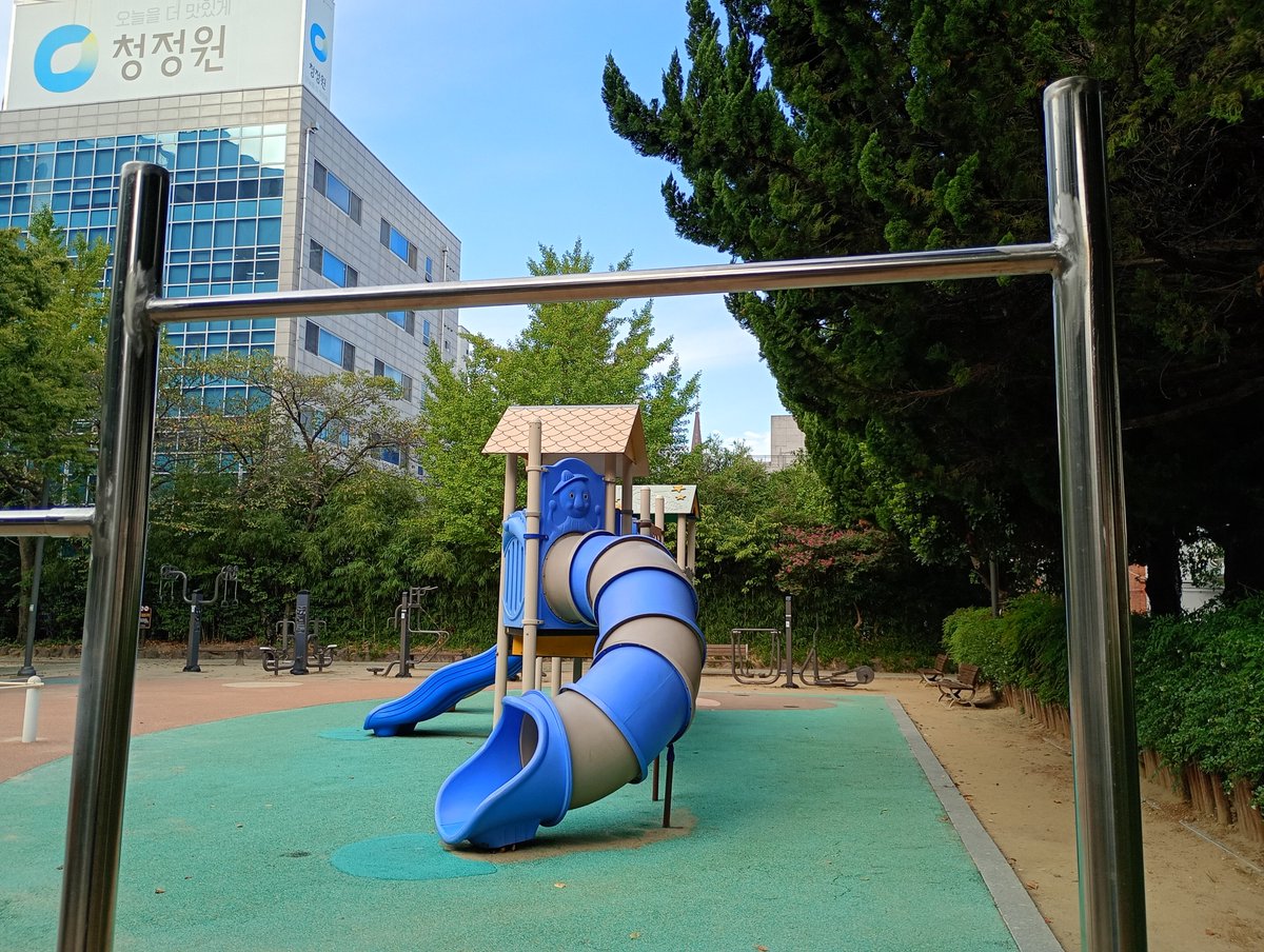 ksatoshi5252's tweet photo. 2週間の韓国生活も今日で終わり
釜山めちゃくちゃ楽しかった。完全に釜山の劇団の皆様のおもてなしのおかげだけども
こんな優しい人達いるのだなと
ずっと気分良く過ごしていた。人を思いやるのって大事なのだと思う
また釜山来たい
次は静岡 https://t.co/qysXb4VeeS
