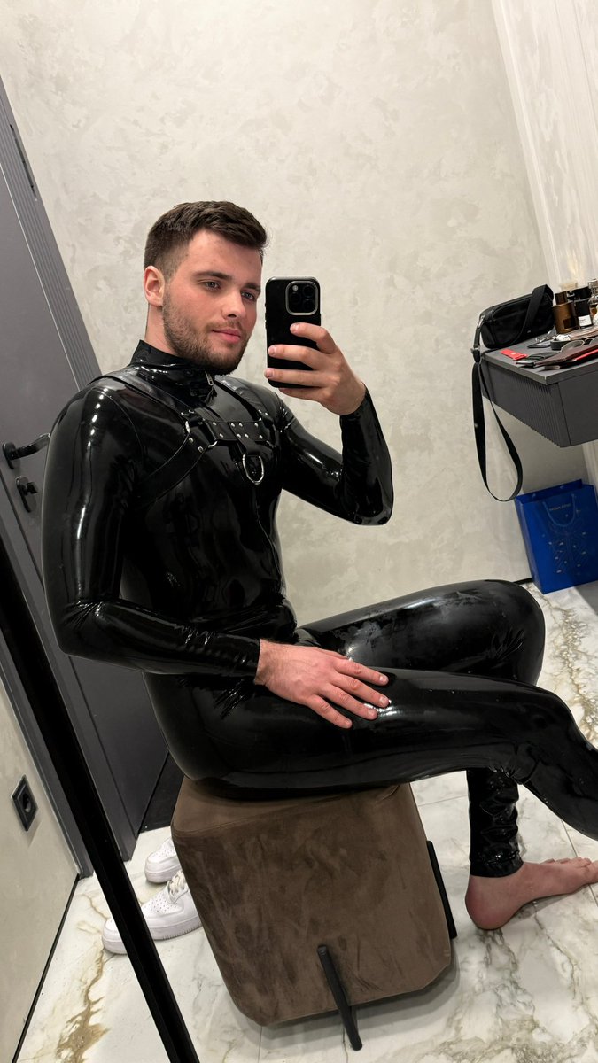 RRubberguy's tweet photo. #fetish #rubber #latex https://t.co/Mh1aaTU8Eg