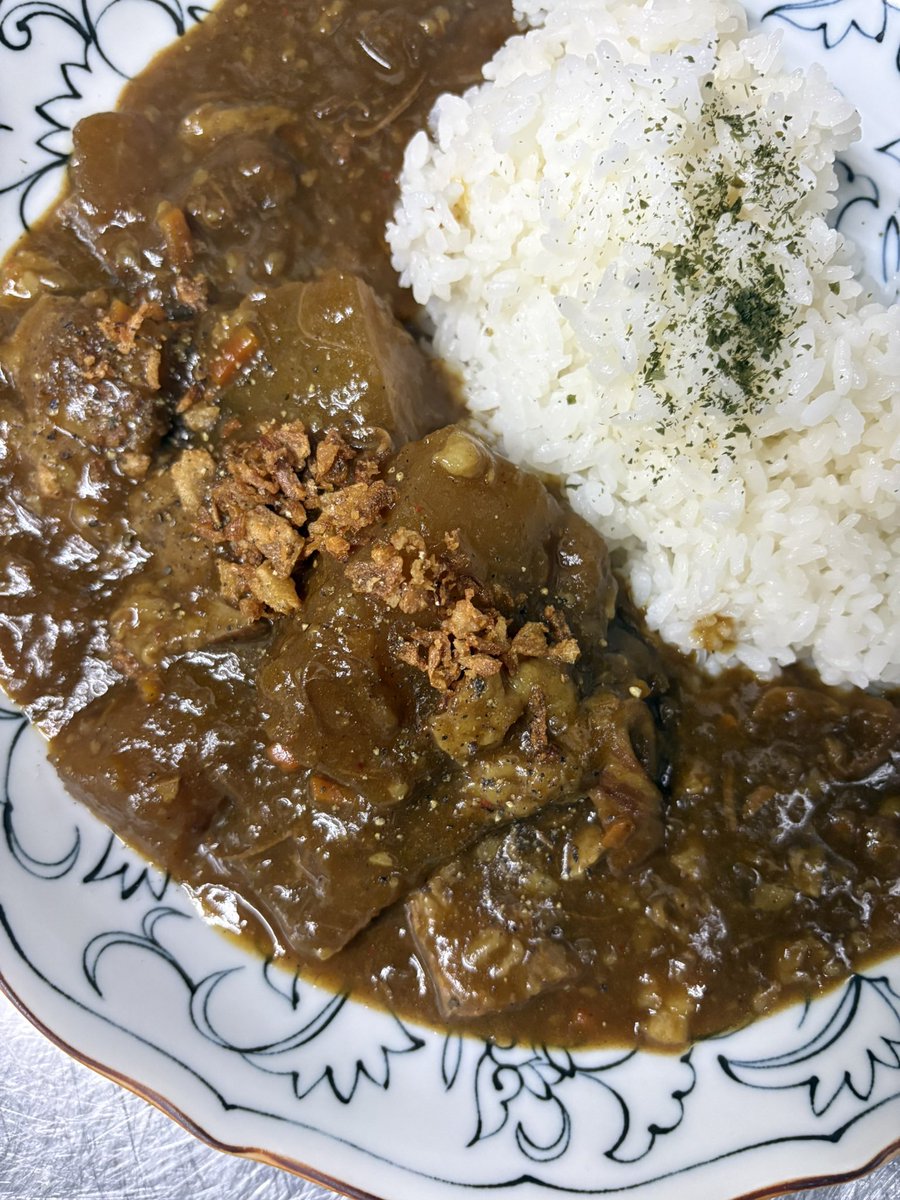 cafebabyu's tweet photo. ☁︎＝☁︎
おはようございます！
2026/09/18

Aランチは「ハーブチキングリル」
9月のdランチは
「さつまいもとキノコの豆乳チャウダープレート」🍠🍄‍🟫
.
写真は🤳夜メニューの🍛
「牛すじと冬瓜のカレーライス」
ここ数日牛すじをコトコトと煮込んでおりました😁
冬瓜もおいしいよーぜひー https://t.co/I3AcWtCF91