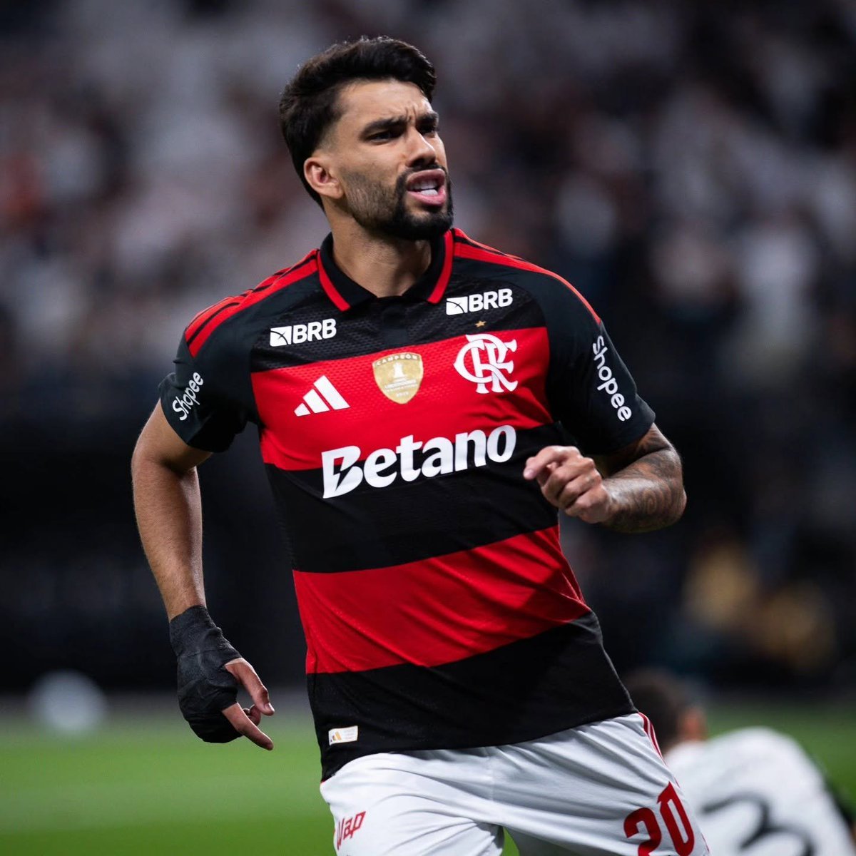 OficialSala12's tweet photo. 1° tempo muito ruim do Lucas Paquetá.

Acostumado com o ritmo da Premier League, ele tenta acelerar todas as jogadas

Não para e cadencia quase nunca, sempre tenta acelerar

Não tem ido tão bem jogando de 10 nesse retorno ao Flamengo

Tem jogado melhor de 2° volante https://t.co/uGMlJYqxkk