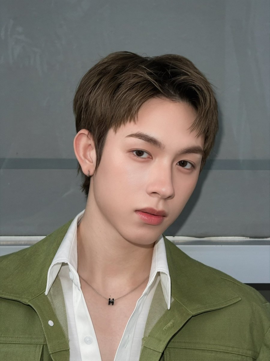 PROXIE_Official's tweet photo. ขอบคุณ AIS ที่เชิญ #PROXIEOnglee มาร่วมงานในวันนี้นะครับ💚

ขอบคุณแฟน ๆ ทุกคนที่มาเจอกัน ขอให้เป็นเช้าวันใหม่ที่ดีนะครับ🌥️

#iPhone18ProAISxPROXIEOnglee
#iPhone18ProAIS 
#ซื้อiPhone18Proที่AIS
#PROXIEth #bROTHERSMUSIC https://t.co/7909bf7fiS