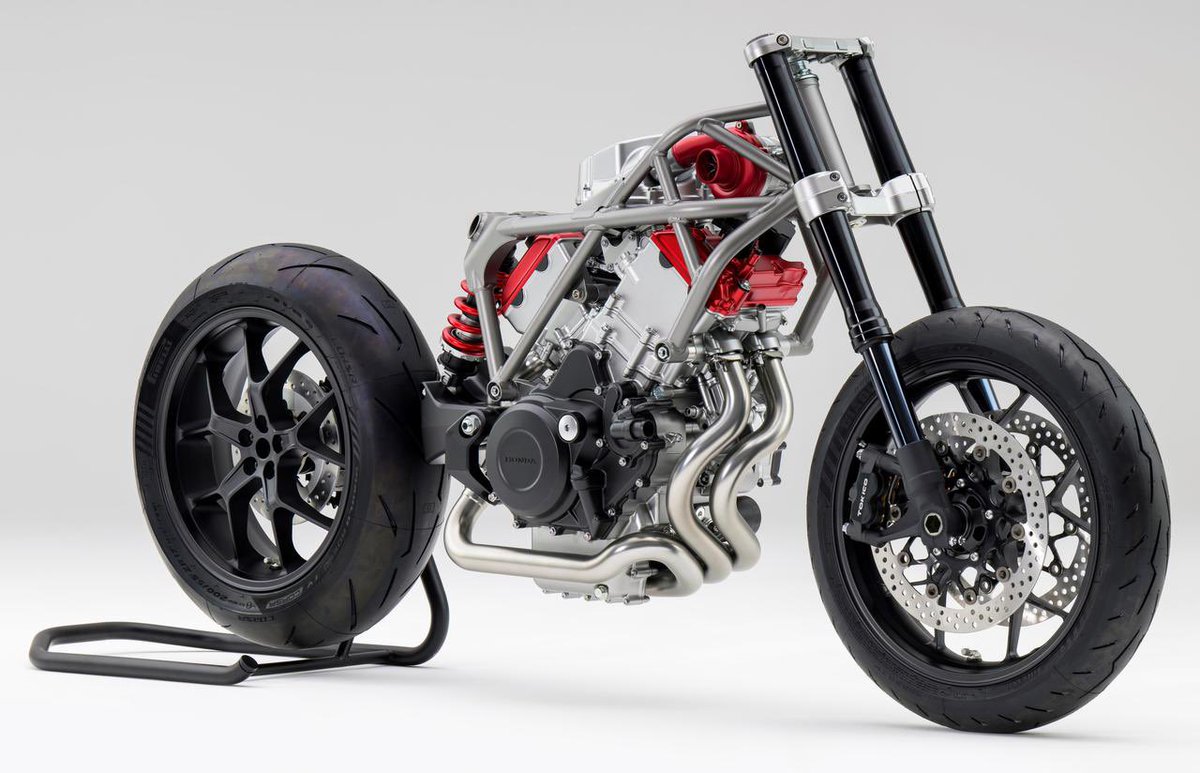 PutiMotor's tweet photo. 2025年のミラノショー（EICMA）で初公開され、世界を騒然とさせたホンダの「V3R 900 E-Compressor Prototype」。

新開発のV3エンジンに電子制御過給機という二輪車初の機構を搭載したハイテクスポーツだが、過給機を持たない“NA版V3エンジン”を積んだ「V3R 900RR」も開発して、「スーパースポーツ世界選手権（SSP）」への投入を狙っているらしい。

V3R 900RRの登場は2027年後半と噂。

https://t.co/iZ292rSO0u