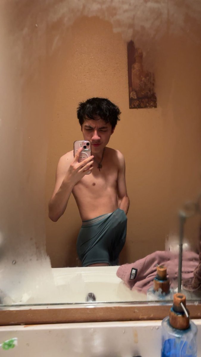 Maridragon136's tweet photo. New Bio
Heyo it’s Brandon ✨✨

♡ Huge gamer nerd
♡ love making new friends/moots
♡ Marvel rivals, Personas, Fire Emblem, Any fighting game 
♡ Inuyasha, Bleach, FLCL and Nana are my top anime
♡ 5’4 

♡/↻ if u wanna be moots (ᐢ. .ᐢ)
#mlm #gaming #promotwt #moothunt #fyp https://t.co/SUgjjknlvA