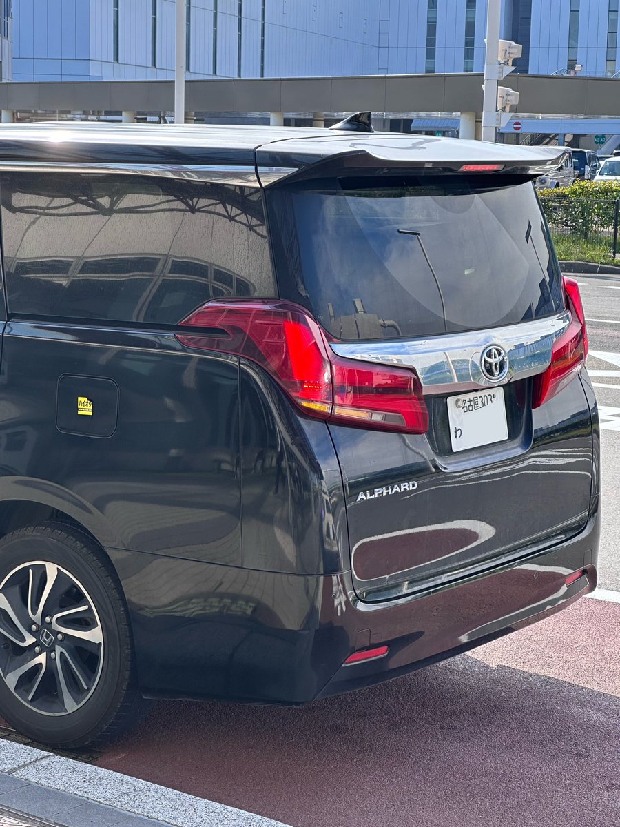 Giulia_W222's tweet photo. 新千歳空港に怪しいアルファード居た👀
ハイオクなのにV6エンブレム無し、ホイールはステップワゴン？か何かの流用

そもそも3.5のグレードって全部シーケンシャルウインカーだったような、、、

しかも名古屋ナンバー🤔 https://t.co/MWlfKvJ8rm
