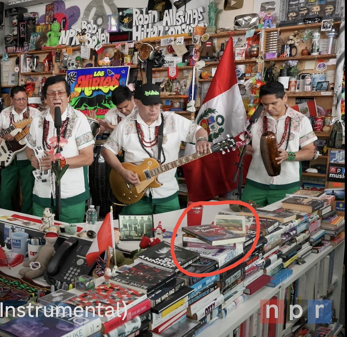 lachill721's tweet photo. Los Mirlos llevaron el libro "Todas las Sangres" de José María Arguedas al set del Tiny Desk 🤩✊🏽 https://t.co/qdhByJSEqH