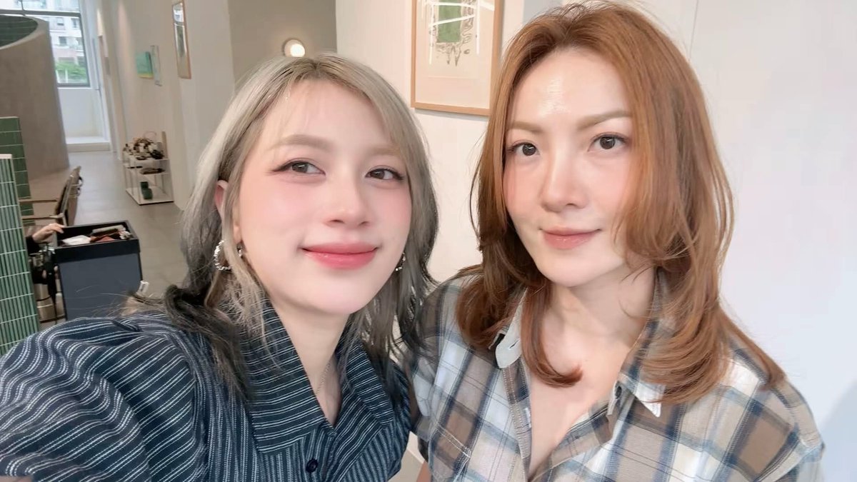 EmmaMartingjn's tweet photo. 同じ服・同じ人なのに、メイクだけでここまで変わる？❤️‍🔥 前回と同じ服装で、今回は初めてプロのメイクさん「 」さんにお願いしました💄 自分ではずっと気になっていた求心顔に合わせたメイクと、髪型もパーマに。 2枚目はBeforeはいつものセルフメイク！ https://t.co/WkAF7dCJIb