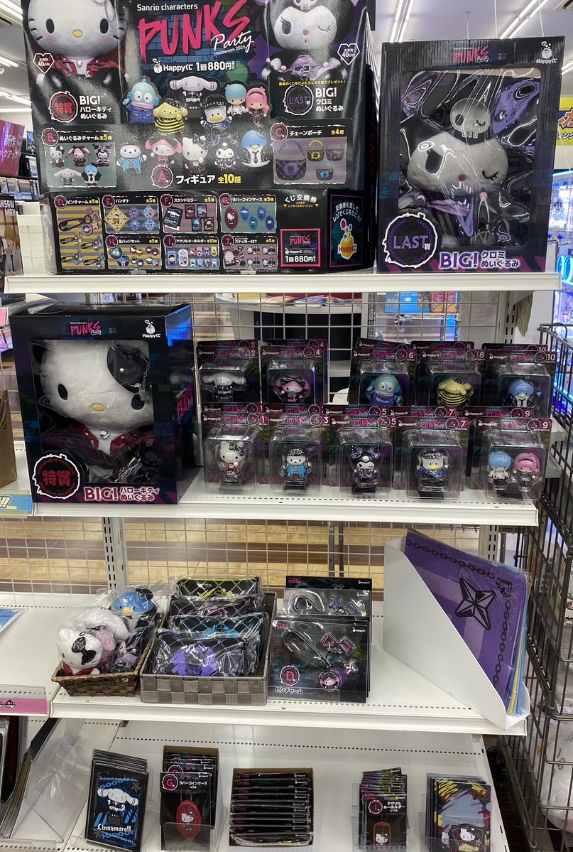 BA_bandou's tweet photo. 【くじ】

本日9月18日より
『Sanrio characters PUNKS Party 〜Halloween2026〜』 発売‼️

今年のハロウィンは、黒を基調としたキュートなパンクロック✨️
ロックな衣装を身にまとった #サンリオ キャラクターたちが、めちゃめちゃ可愛い🥰

ぜひ お早めのご来店お待ちしております🙌

 #Happyくじ https://t.co/kyluXsmdAD