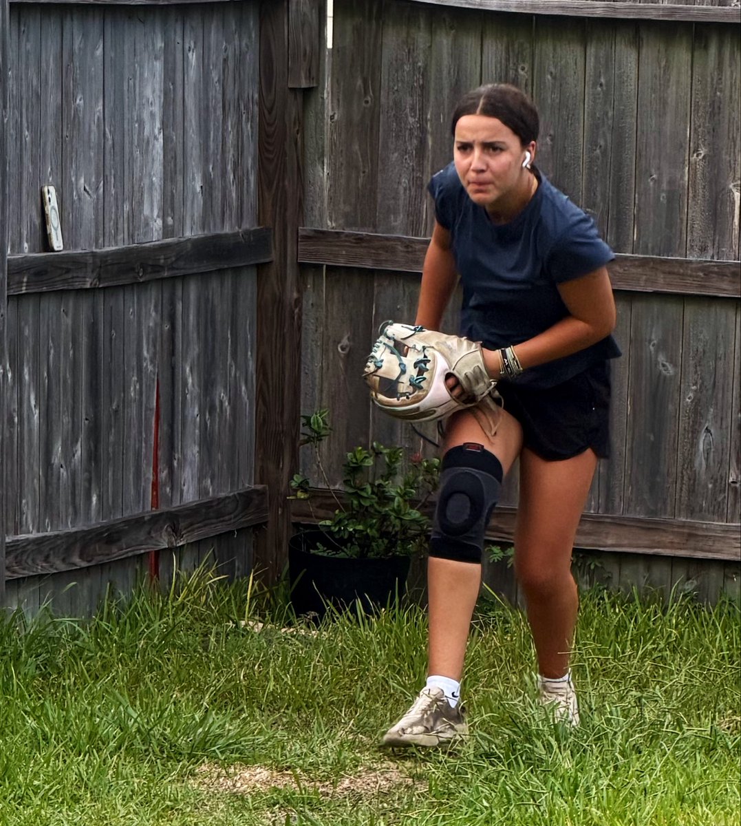 E_Resto44's tweet photo. Always working on my spin! 🥎💪
@Camille_Ruth15 @Luis_Amaro7 @bombers_academy @bombers_fp https://t.co/Okk8uRzX67