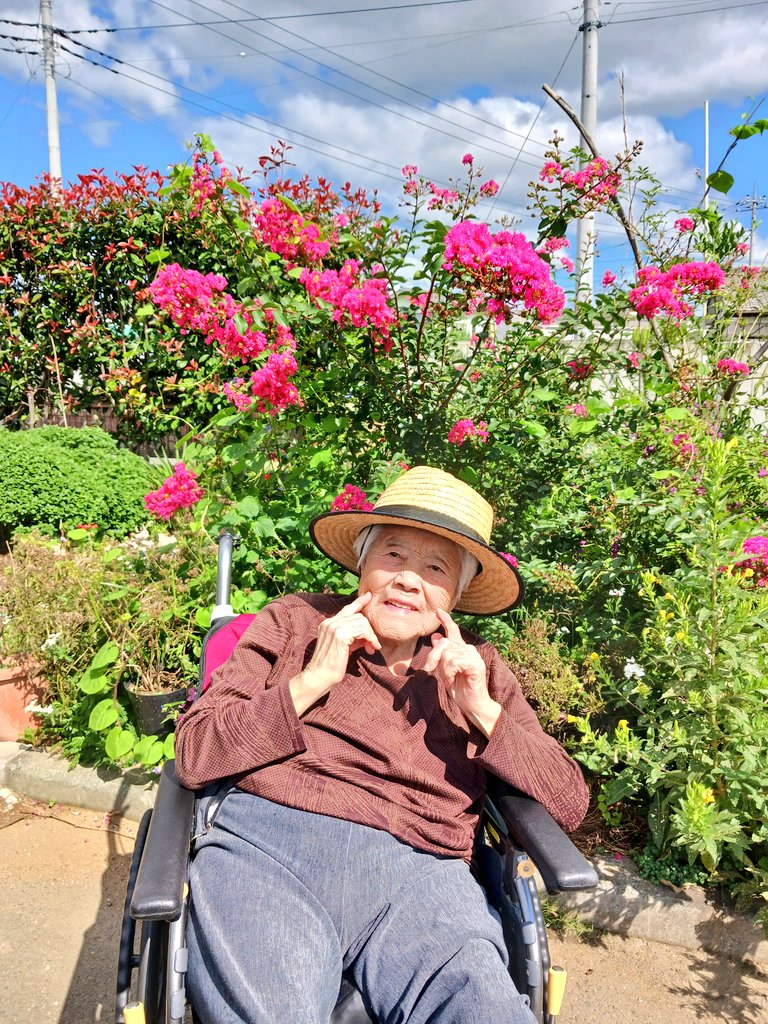 ryumai1765's tweet photo. お花とパシャリ📸✨｢綺麗だね～｣と皆様とてもいいお顔をされていました💖
#ケアライフ龍舞 #老人ホーム #デイサービス https://t.co/oPFwhoIsw7 https://t.co/UcU7kLlBwb