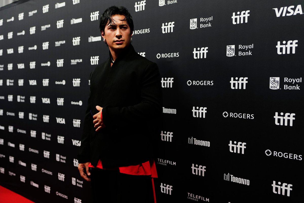 hudsonconnorupd's tweet photo. Hudson Williams on the YAGA red carpet at #TIFF https://t.co/t6XY0xMqwq