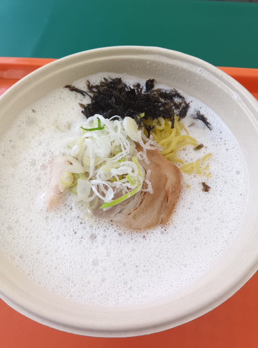 jinchan946's tweet photo. ＃オータムフェスト　第2期開幕。
＃北海道ラーメン祭り
伊達からの　＃麺屋こころみ　３種のだし薫る白い泡鶏白湯
このコラーゲンたっぷりの鶏白湯がいいんだよね。毎回ブレンダーで泡立てているから提供に時間がかかるけど。モモチャーシュー、胸肉、ネギ、バラのり、シンプルだけど美味い。 https://t.co/pmbUbolFI0