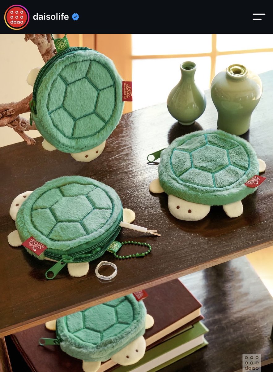 pechaco_tabi's tweet photo. 韓国ダイソーの伝統シリーズ、かわいすぎる！

縁起のいい「亀グッズ」集めたい🐢

ふわふわ亀ポーチに韓国柄のエコバッグ、シールもほしい！

このゆるい亀の顔がなんともいえない😂
ダイソーのお値段だから、お土産にも買いたい💚 https://t.co/MBwYHGgfni