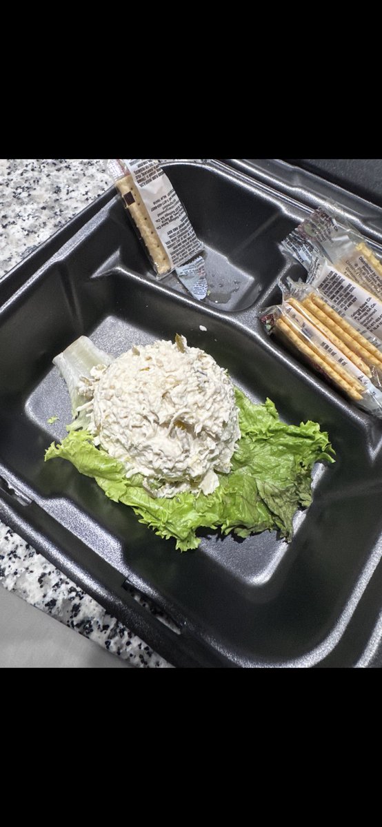ellyslegacy's tweet photo. @capsinfour @mclovenxoxo Went there and I thought I was gonna be getting like a Caesar salad with chicken on it and it’s this https://t.co/4BytiewXoK