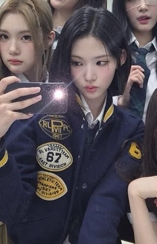 teamleader9_7's tweet photo. 성적 전교권인데 왜인지 양애취로 소문난 최즤우랑
최즤우한테만 얄짤없는 선도부 유햐럄..

얘네 헤어졌는데
애들은 걍 둘이 겹치는것도 없는데 왜저러나싶음

문제는 얘네 학교만 나가면 여전히 키스하는사이

거기 단발머리
? 나 부른거야?
명찰 없고 넥타이 없네요? 학���, 반, 이름 알려주세요. https://t.co/mQac0ISvYa