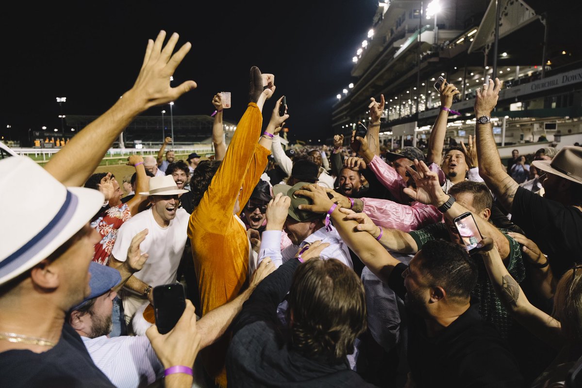 ChurchillDowns's tweet photo. The @Cubs flood the Winner’s Circle when @ABREG_1 Act of Parliament wins the last race of the night with @a_concepcion16 aboard. https://t.co/FofDsaxgPG