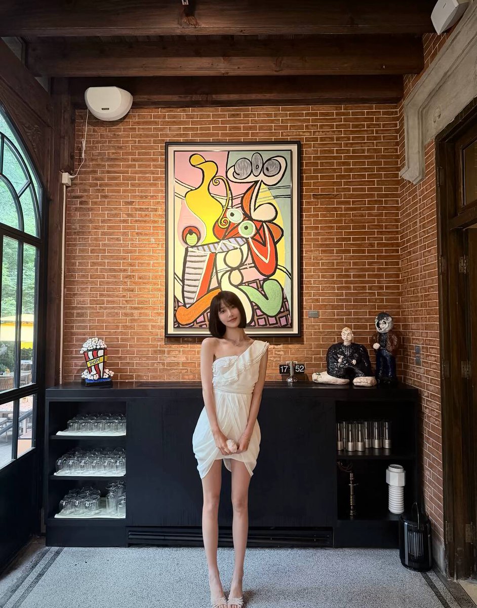 h47l9d's tweet photo. #富家千金 #白富美 #女神 #大长腿 #大小姐 https://t.co/k3Gnf10rXf