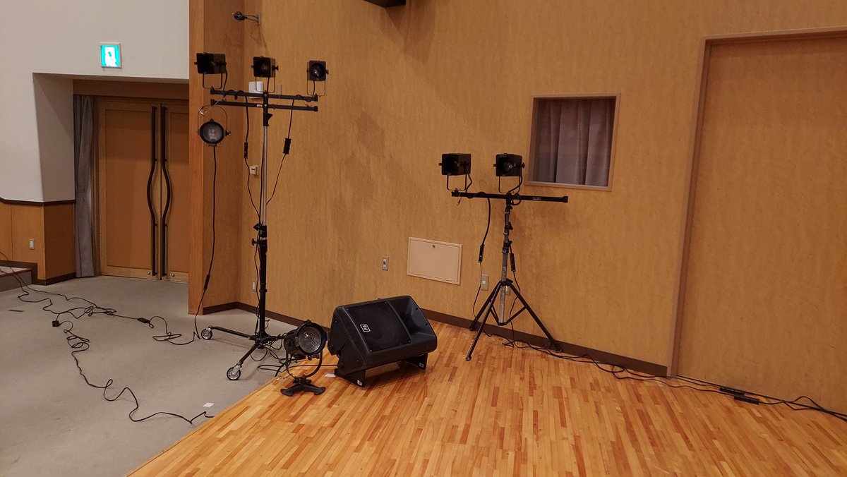 OUSBC1's tweet photo. 8月30日　活動報告 
［理大ホール機材チェック］
 照明機材の使い方を学びました 場所確認や動作確認など、 卓を実際に触ってみながらカラーシートによる光の変化を学びました！ https://t.co/Ezl7htFbSc