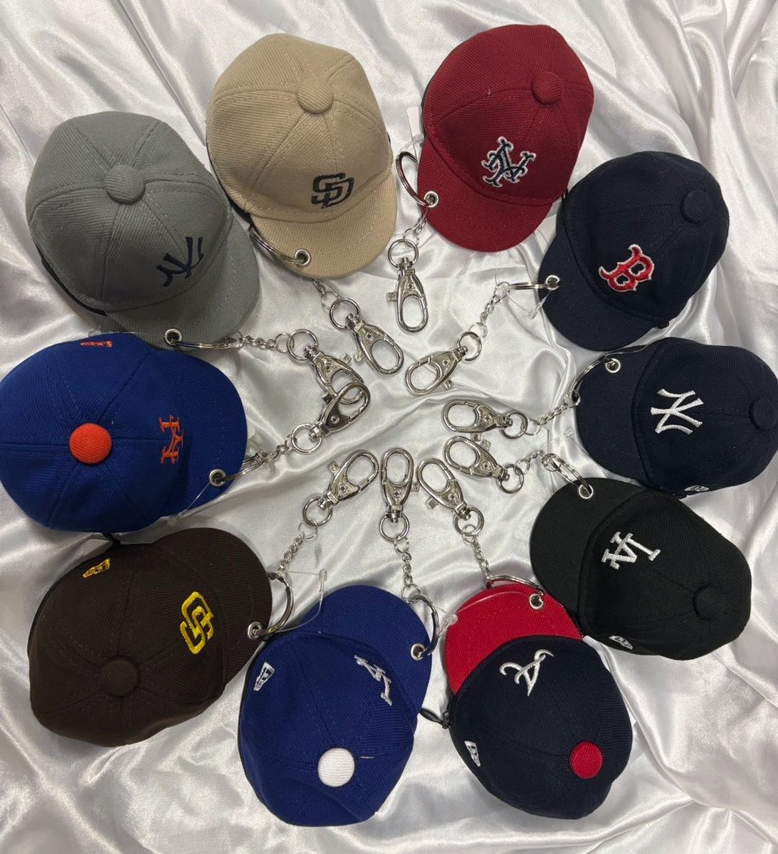 NewEraSendai's tweet photo. 【ミニキャップ イヤホンケース】

59FIFTYをモチーフにしたミニサイズのイヤホンケースが登場。
カラビナを備えたデザインで、ブラックやベージュ、ピンクなど多彩なカラーを揃えています。

#ニューエラ　#仙台パルコ　#ニューエラ仙台 https://t.co/h2Ld4fIijm