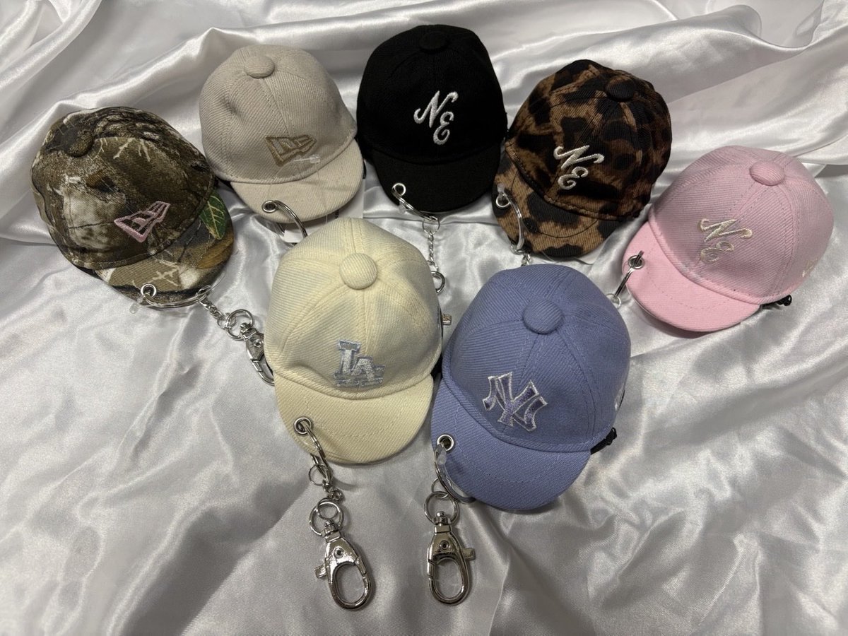 NewEraSendai's tweet photo. 【ミニキャップ イヤホンケース】

59FIFTYをモチーフにしたミニサイズのイヤホンケースが登場。
カラビナを備えたデザインで、ブラックやベージュ、ピンクなど多彩なカラーを揃えています。

#ニューエラ　#仙台パルコ　#ニューエラ仙台 https://t.co/h2Ld4fIijm