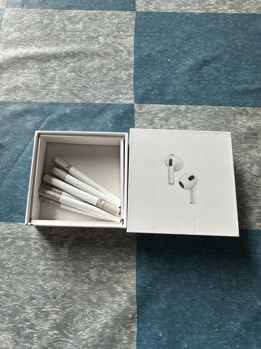 fepfek's tweet photo. Airpods gen 5 https://t.co/FuIfnCiSUB
