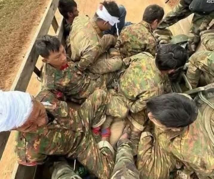 yanhe0914's tweet photo. 实兑瑞敏甘向旁遮ุน（Ponnagyun）发动进攻的军队纵队遭到袭击并损失惨重，因而遭到空军持续轰炸

9月17日

​据当地居民和军事消息人士透露，在若开邦实兑市瑞敏甘海军基地向旁遮ุน镇区发起进攻的军政府军队纵队，在与若开军（AA）的战斗中因伤亡惨重，目前正遭到空军源源不断的轰炸。 https://t.co/1cSdCcHhO8