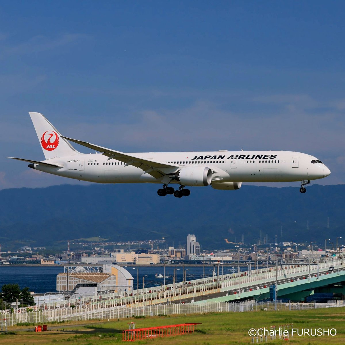 JAL_Official_jp's tweet photo. 【#JAL豆知識】

💡関西国際空港の“3レター”
「KIX」の由来は❓🤔

「Kansai International Airport」の
頭文字だと「KIA」ですが…

すでにパプアニューギニアの空港で
使われていたため
使用できるアルファベットから「X」を選び
「KIX」となったそうです☺️✈️ https://t.co/MpmncLRl1x