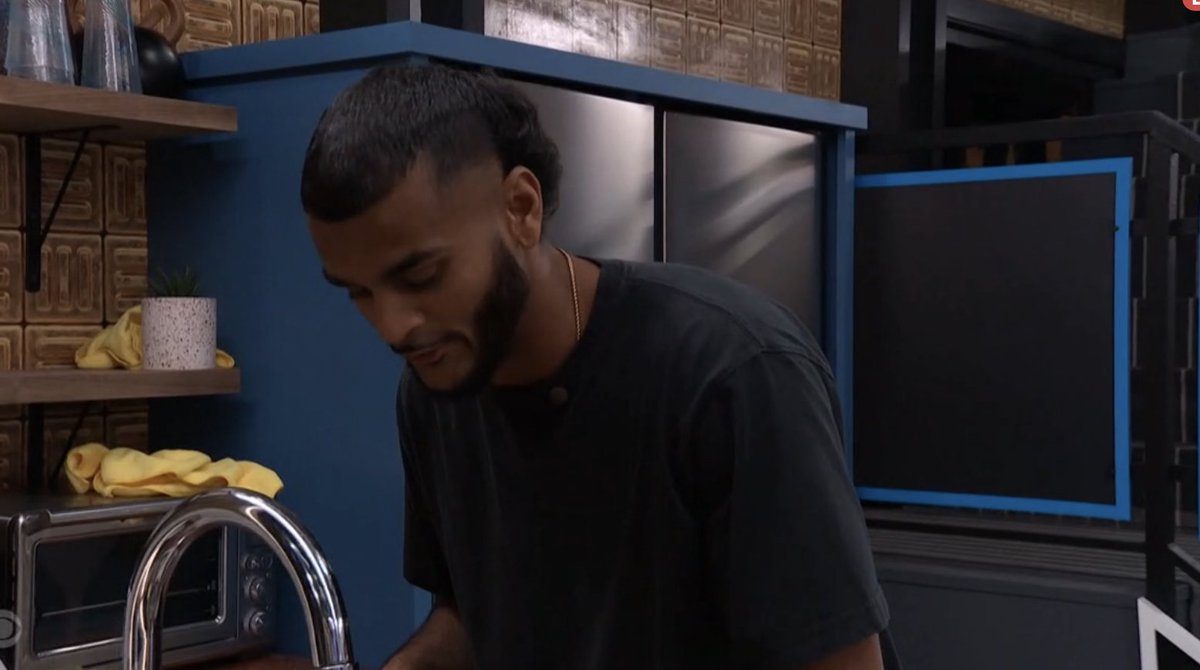 BBTeamNorth's tweet photo. I ain't never seen nobody go fill up their water cup after getting evicted. 

"Stay hydrated, America!" 😂😂😂 #BB28 https://t.co/B55Tm2NhZa