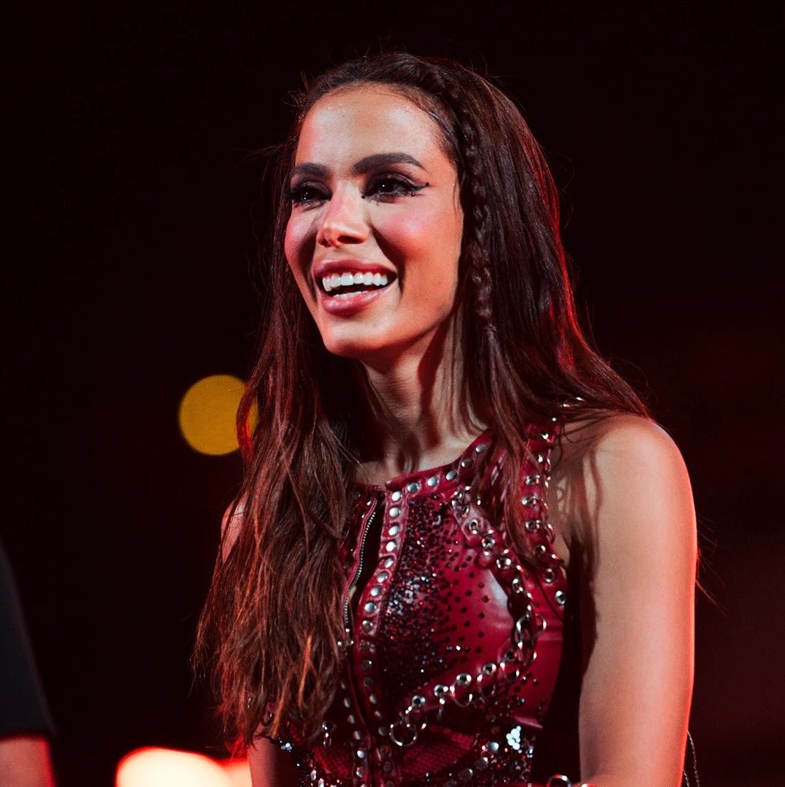 fonteanittabr's tweet photo. Ultrapassando a capacidade de qualquer estádio no Brasil, Anitta quebra RECORDE e detém oficialmente o maior público pagante por uma artista brasileira na HISTÓRIA, com os Ensaios da Anitta no Rio de Janeiro. https://t.co/phvZ76eds6