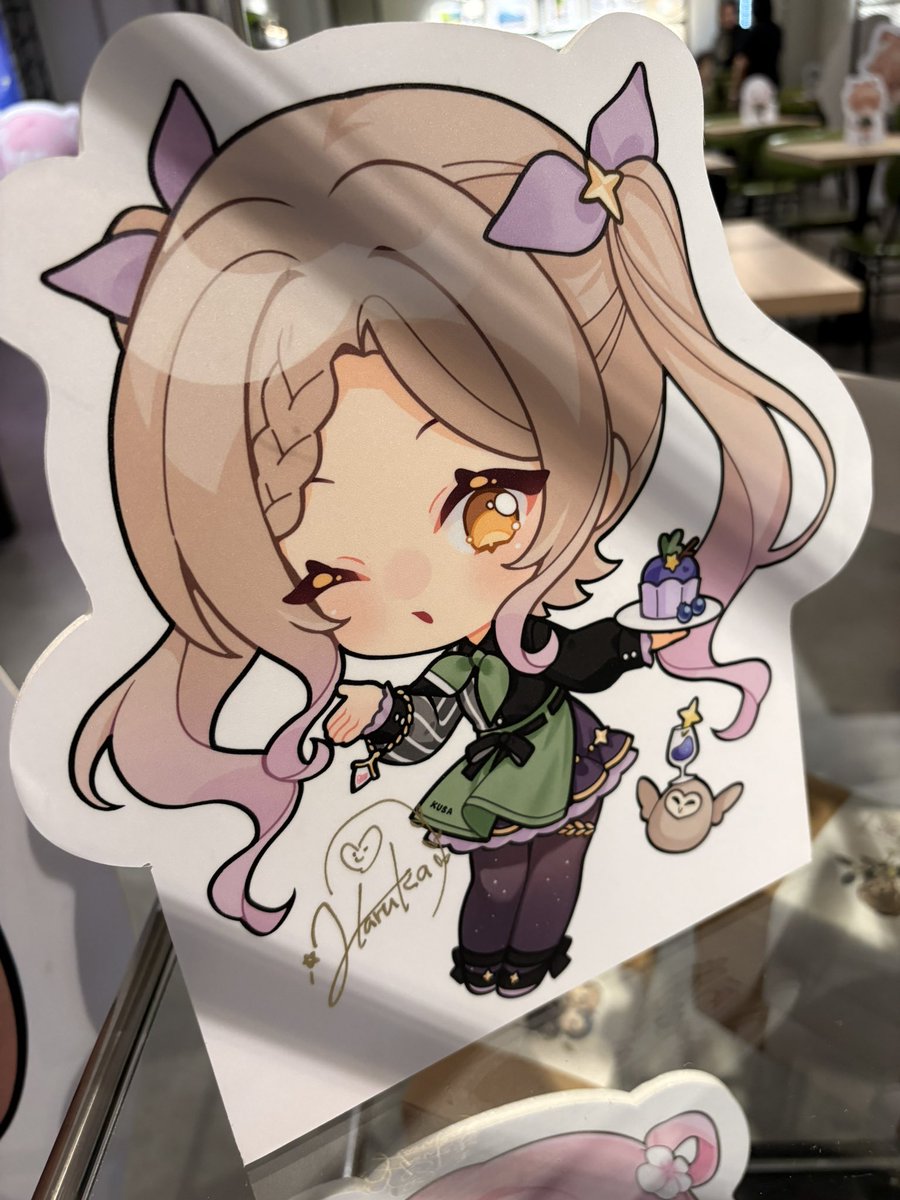 haruka_owl's tweet photo. 非常榮幸參與草咖啡的合作✨

穿上草咖啡制服為各位端上魔女牌「星空薰衣草奶茶」
淡淡的甜奶茶加上薰衣草香氣
非常舒心又好喝💜

現場寬敞到擺了所有合作V朋朋的大小立牌，還有超可愛限定周邊，看起來真的像趴踢一樣🎉

現在就來預約草咖啡參與趴踢吧!!

#星見遙 #草咖啡 #KUSACAFE #草咖啡歐噴趴踢 https://t.co/8WPcPfiYSW