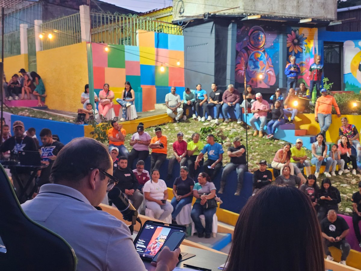 regulolacruz's tweet photo. #17Septiembre Entregamos totalmente rehabilitado el Paseo Los Estudiantes en el Casco Central de #LasTejerías, una acción que buscar brindar espacios de encuentro para las familias del municipio. 
@delcyrodriguezv @johanitakenpo https://t.co/rQtTXNl0FX