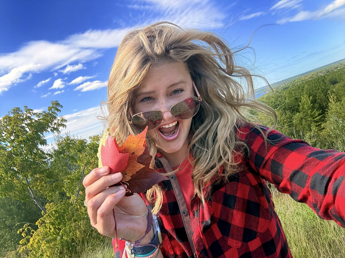 HeyItsMeMissJT's tweet photo. It's the most wonderful time of the year! #LookWhatIFound #AutumnIsComing #ILoveFallMostOfAll #PlaidVibes #SweetSeptember #Hiking #OutdoorFitness #DayOff #HitTheTrails #WhatAView 🍂🌻🎃🍂🌲🍁🍃 https://t.co/7V7rJS7mx1