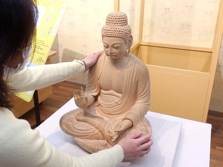 narahaku_PR's tweet photo. ＼仏像にさわれる！ワークショップは地下にて／

青銅器館2階で皆さまをお迎えするのは、国宝「薬師如来坐像」。
なんと、このお像を忠実に再現した模像に、触れることができるんです！
「ほとけさまにふれよう！」ワークショップは地下回廊「ちえひろば」にて開催中✨

詳細
https://t.co/wmbfEuXqPE https://t.co/57vIGJSTFV