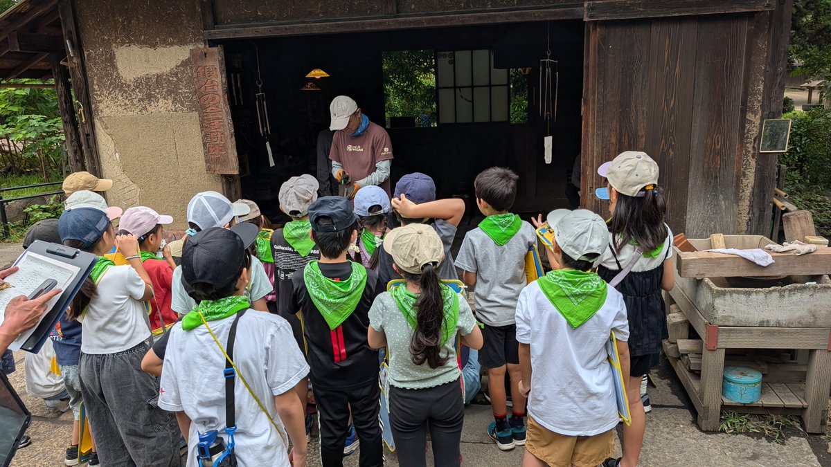 NiwatakeShiro1's tweet photo. #鍛治の会 本来の活動。
来園者に鍛治作業の実演と解説をします。
世田谷区の小学校では4年生が学校単位で来園し、我々のような各ボランティアが対応しています。 https://t.co/RpTbfHhap7