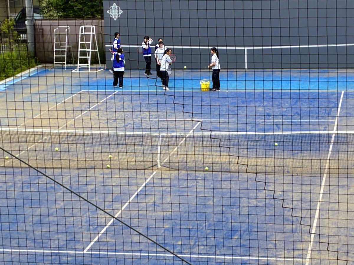 Toshima_hs's tweet photo. 3年生の体育は種目選択授業。男女共修によるグループで立案した計画をもとに生徒が主体となって活動します。
今日は、バレーボール・バスケットボール、テニス、サッカーに取り組みました。
受験を乗り切るためにも、体力は欠かせません！   
#都立豊島 https://t.co/7ZrbsyPdQa
