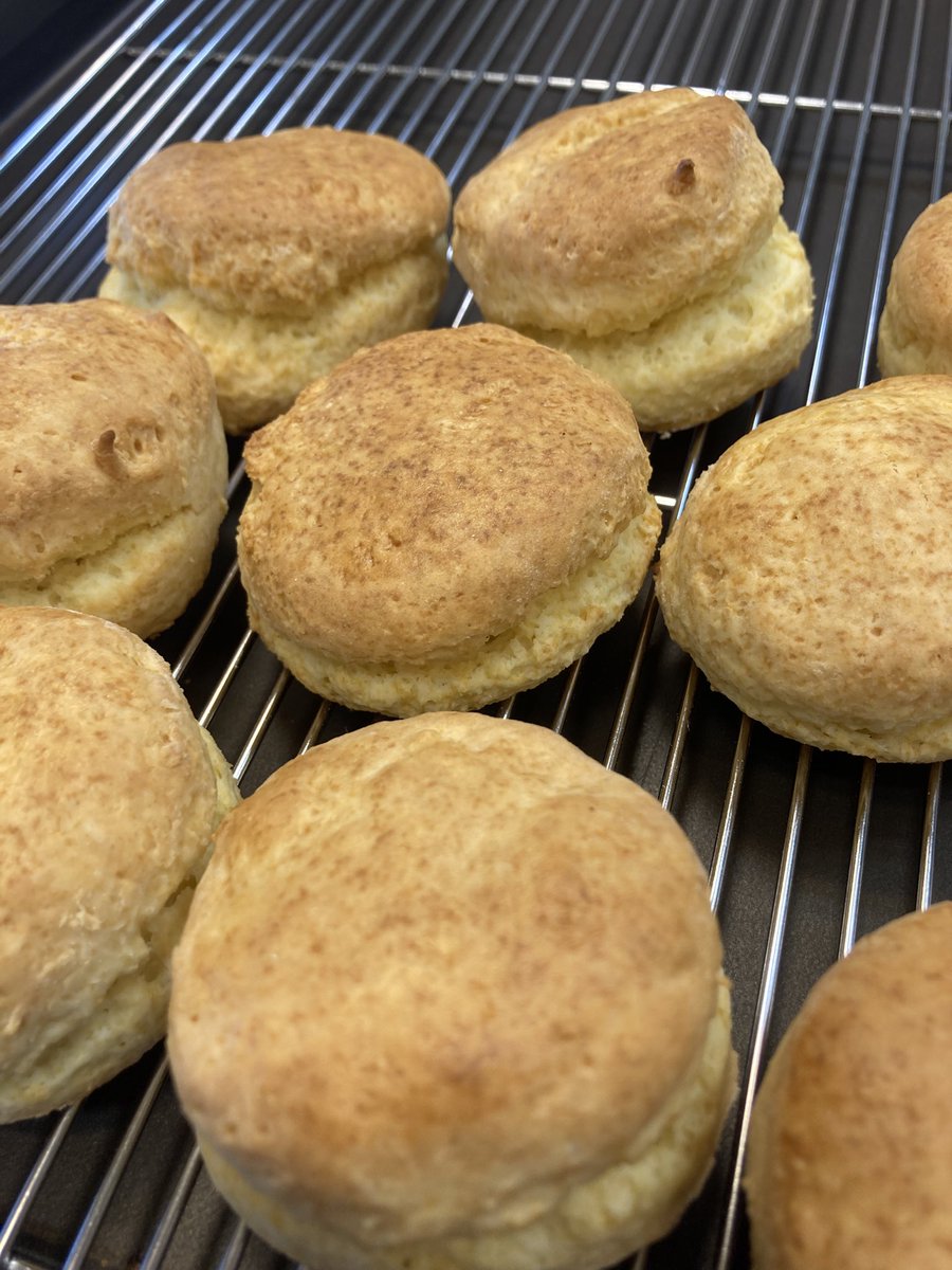 3breadmorioka's tweet photo. 本日12時オープン！
そして、ほうじ茶あんぱんお休みいたします。ごめんなさい。
代わりに、少しなんですが大豆バターのスコーンを焼きました。イチゴジャムとの相性抜群。お一つ240円です。

他のパンたちも続々と焼けています。
本日もみなさまをお待ちしています！

#threebread https://t.co/2qQXW8whrI