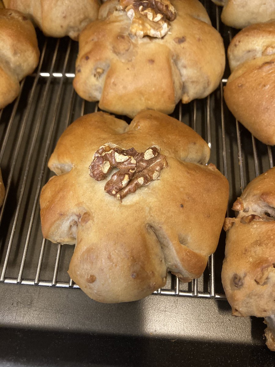 3breadmorioka's tweet photo. 本日12時オープン！
そして、ほうじ茶あんぱんお休みいたします。ごめんなさい。
代わりに、少しなんですが大豆バターのスコーンを焼きました。イチゴジャムとの相性抜群。お一つ240円です。

他のパンたちも続々と焼けています。
本日もみなさまをお待ちしています！

#threebread https://t.co/2qQXW8whrI