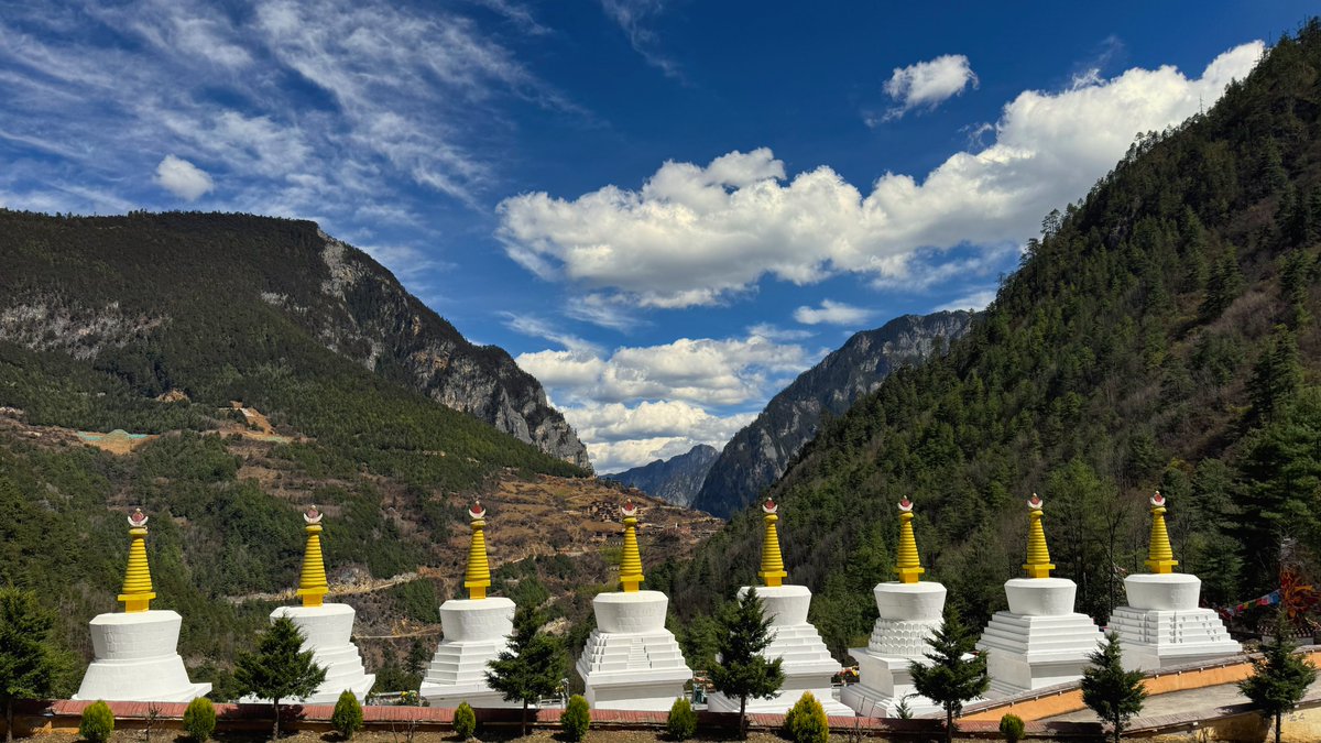LetsGoKayaking's tweet photo. #PMJWeeklyChallenge @pmj_photos
#TheSameThingManyTimes ๐ธ
A row of Stupas overlooking Bala village and Balagezong Valley. Altitude 3000m. Local tradition says a Khampa tribe settled here more than 1,300 years ago seeking isolation from conflict. The village stayed cut off for centuries until a local, Sina Dingzhu (ๆฏ้ฃๅฎ็ ), completed the mountain road in 2008 that opened it to the outside world and to visitors.
Construction of the cliffside road began in 2004. On New Yearโs Day 2008 the village received its first motor vehicles along with electricity and phone service, ending the five-day walk that had previously been required to reach Shangri-La.