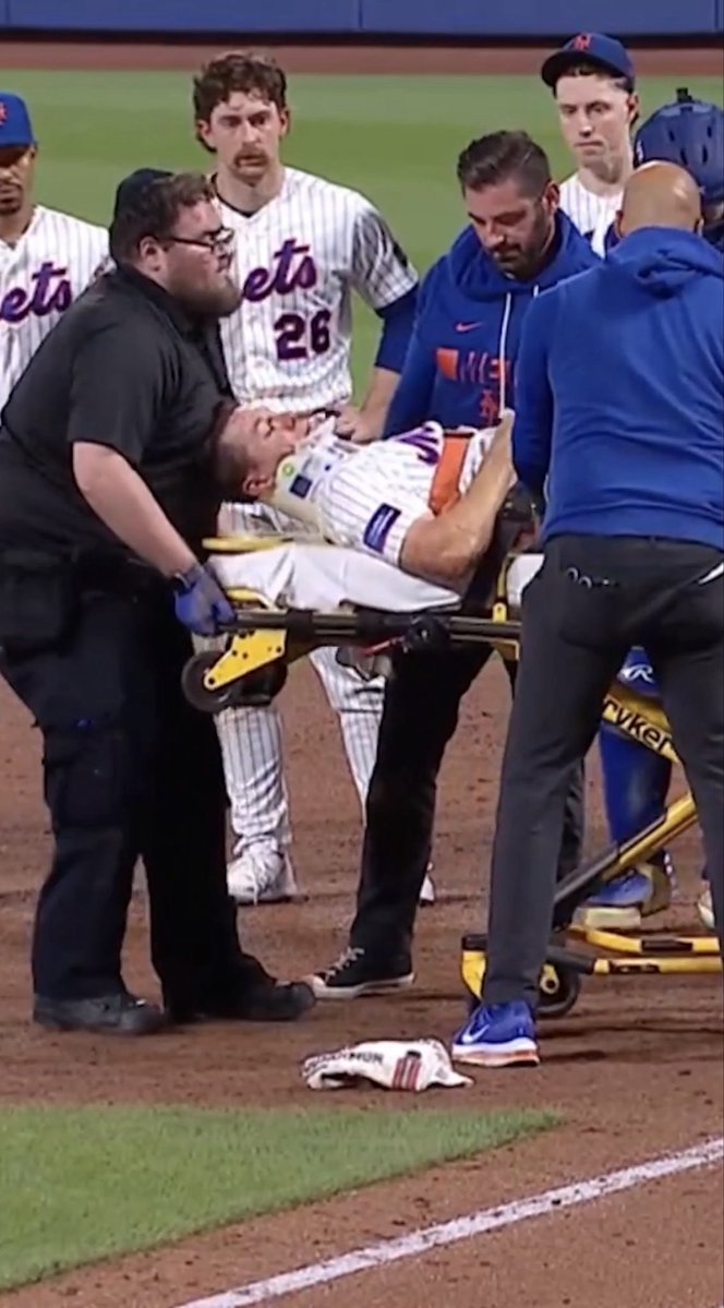 LGL_Rooster's tweet photo. Worst day of Jared Young’s life for sure. Flying knee to the head. Knocked out cold. And then gets squeezed between some Jewish guys tits while he’s getting stretched out. Rough. https://t.co/cRGvjv4LrT