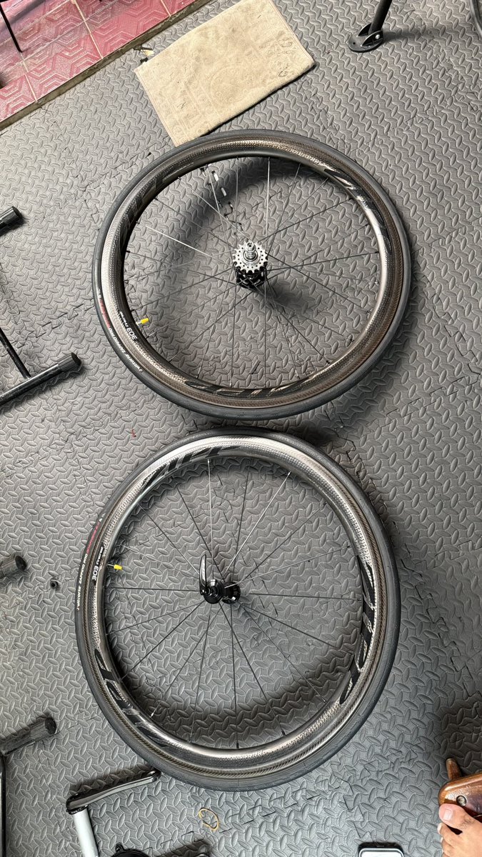 farhanwindia's tweet photo. FS : Wheelset Zipp 303 firecrest clincher 2019 + Vittoria Zaffiro Pro 25c, Kondisi mulus, hub &amp; jari2 bawaan ada 

Harga : 16 Juta 

Lokasi : Bogor Kota

WA : 0813-6699-8854

#fnfjb https://t.co/bvLzJUrbAZ