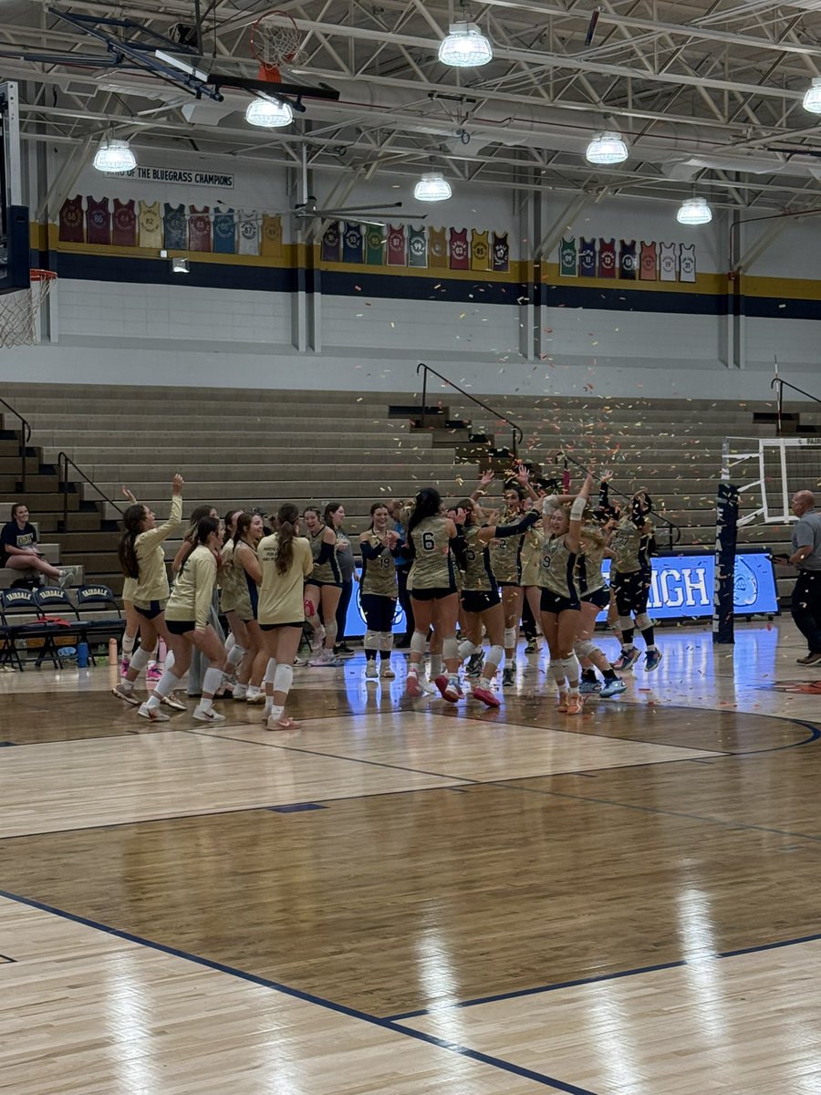 Dawgs_Athletics's tweet photo. Fairdale @FHS_Vball_ defeats PRP in a big district match 3-2! 
@FairdaleHigh #Fairdale4Life https://t.co/xRJDUdBBq0