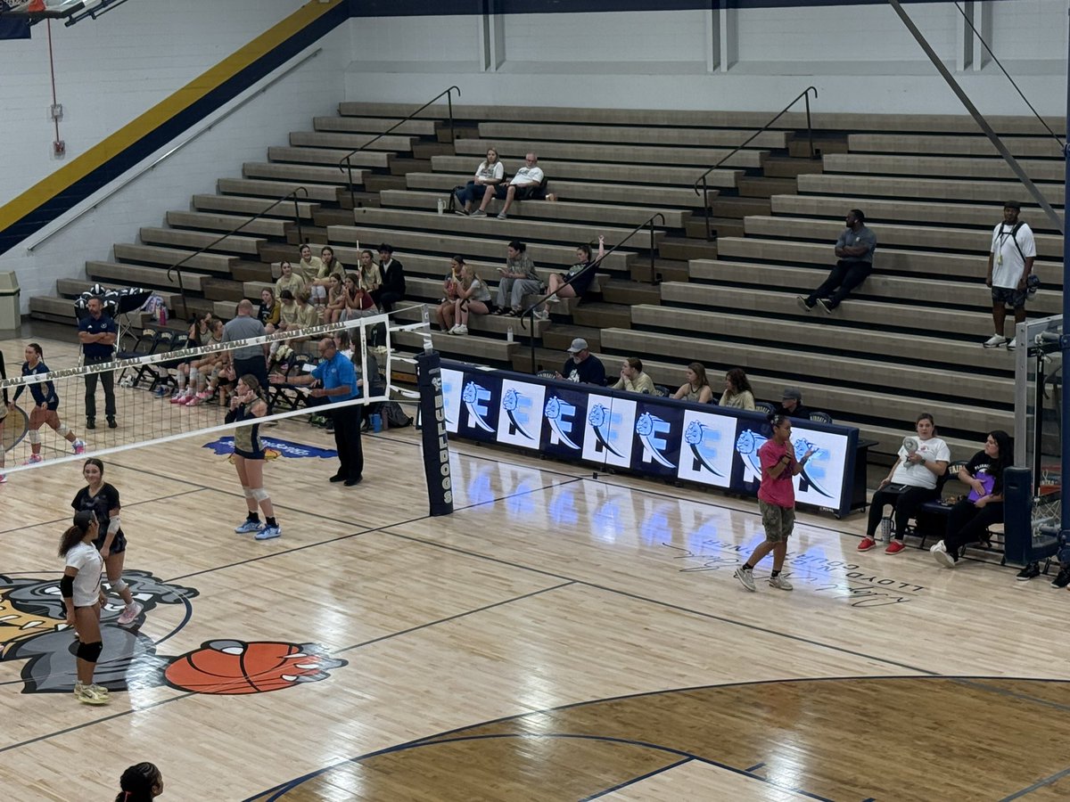 Dawgs_Athletics's tweet photo. Fairdale @FHS_Vball_ defeats PRP in a big district match 3-2! 
@FairdaleHigh #Fairdale4Life https://t.co/xRJDUdBBq0