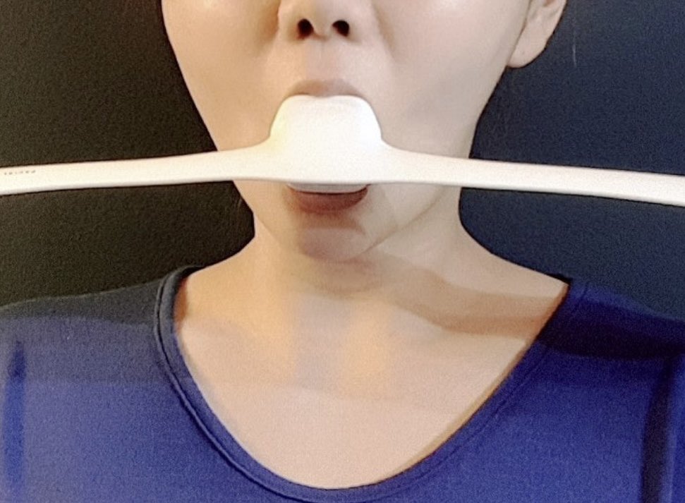 piayoonej's tweet photo. 기은세도 중안부 빠방하지! 어쩐지...
29살부터 했대.

1.입에 기구(파오)물고 광대근육 쓰기
2.양쪽 볼 잡고 위로 올리기
3.입 주변 근육 움직이기

나도 파오 효과 꽤 봤는데 쳐박아 둠.
다시 꺼내야게쓴.

이런 건 진짜
어릴 때부터 해야 하나 봄.

파오 정보는 타래로 ◡̈ https://t.co/168TlFusAD