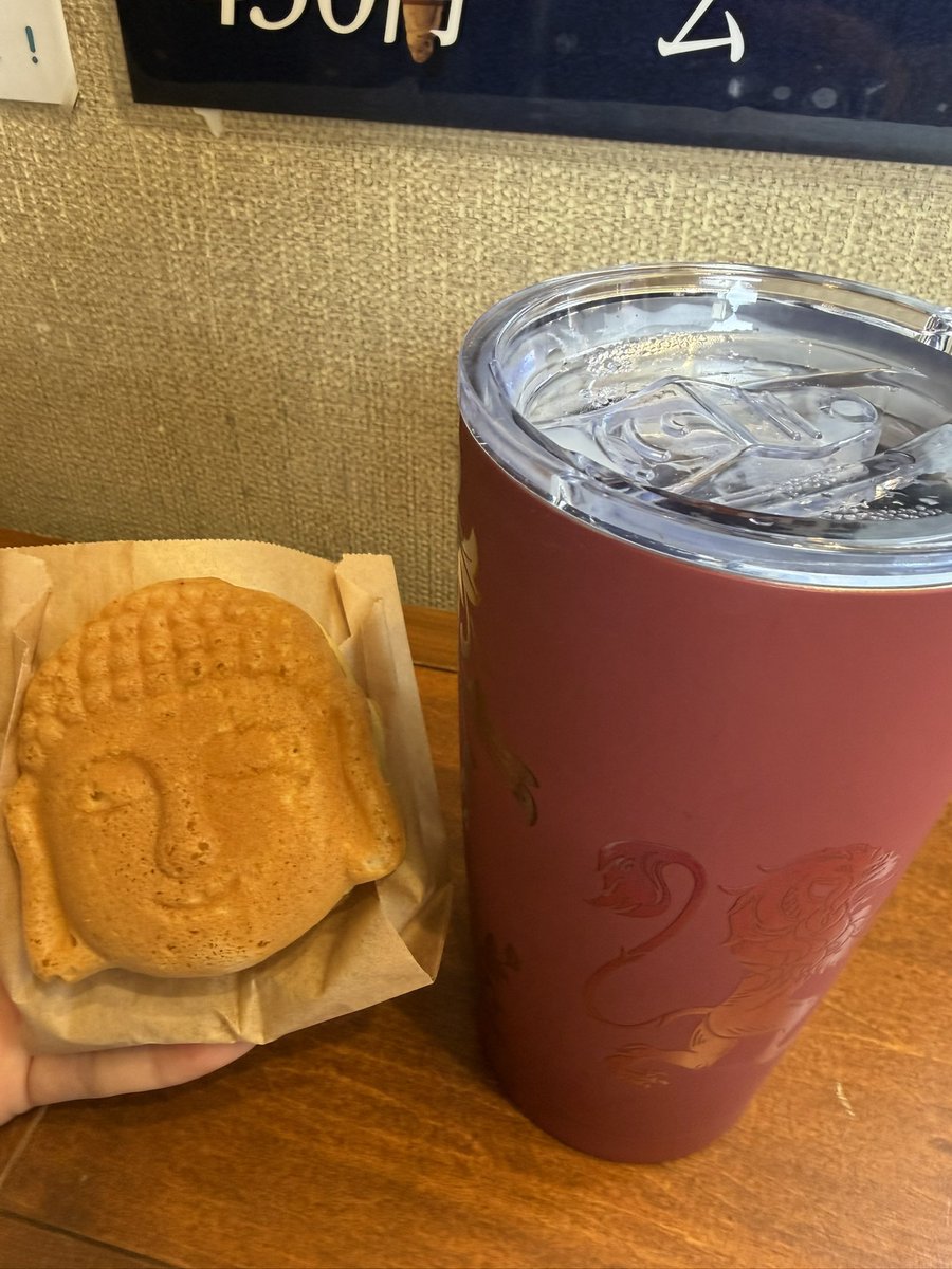 Coffey_Milk's tweet photo. 鎌倉お参りの日～
話題の仏像焼きが珍しく混んでなかったから買ってみたーー
味はブルベリチーズ
焼きたてじゃないんだねこれ( 'ч' )
熱いのが好み
隣のボトルはハリーポッターグリファドールver.これも前行った時売り切れてて、2回目よったら再入荷してたから買ったんだが気にいりすぎて持ち歩いてる https://t.co/BcCzyGQbnh