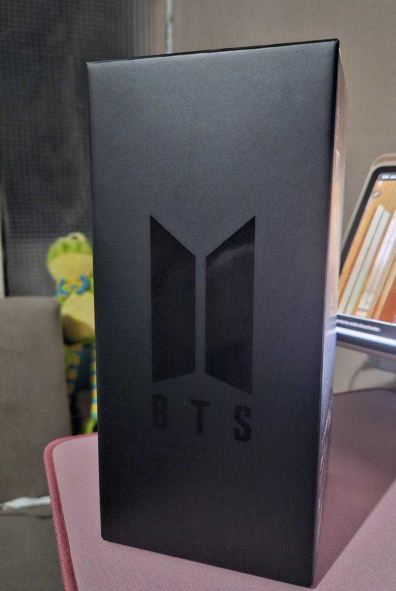 tefa0719's tweet photo. Vendo mi Armyboomb v4, necesito dinero para tramitar mi Bachiller :(, lo compre por Weverse asi que es el original y esta nuevecito, entrega y pago presencial,  escríbanme al Dm #armyperu #army #bts #btsperu #lima https://t.co/0Bn6oc7Uom