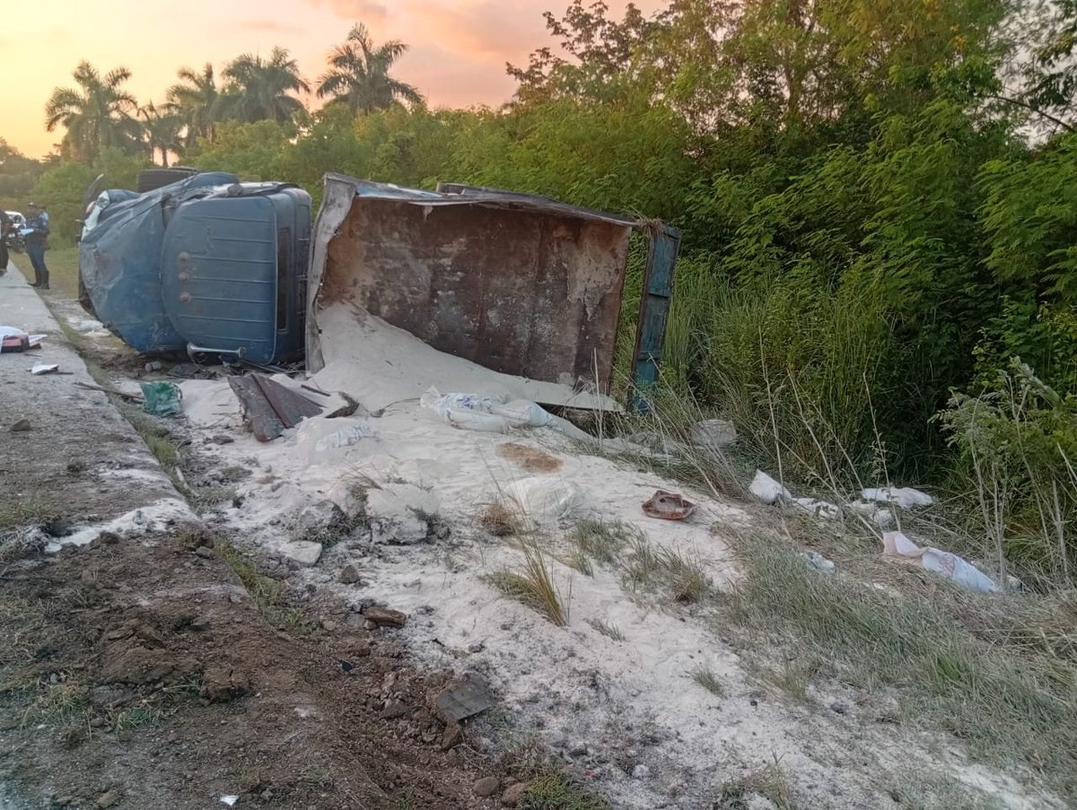 GranmaDps's tweet photo. 🚨 Última Hora: Muere mujer en accidente de tránsito en Granma

Una mujer de 44 años murió y otras siete personas resultaron heridas en un accidente ocurrido en la carretera de Bartolomé Masó, en Granma. Los lesionados se encuentran fuera de peligro. https://t.co/ruqIZwhH4y